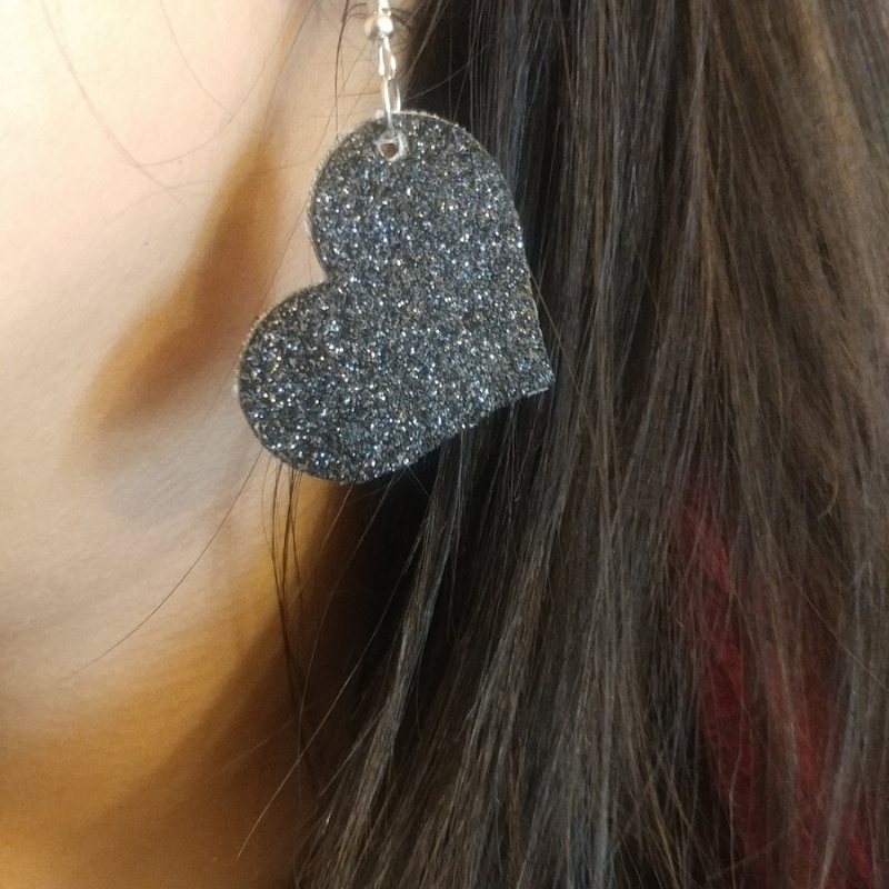 Sparkling black heart earrings.